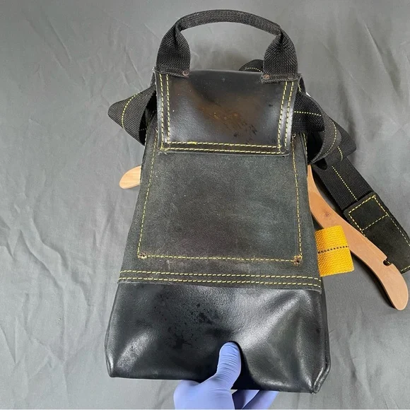 DEWALT Tool Bag Belt Buckle Black Yellow Tape Holder Carpenter Utility - Picture 4 of 5